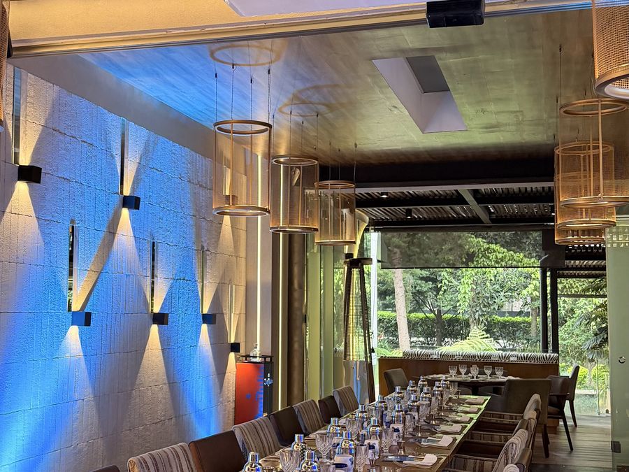 Mesa larga con vajilla e iluminación cálida para cena de reconocimiento NUVO Celebrate