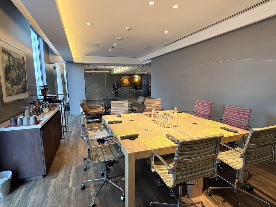 Sala de juntas corporativa con montaje impecable para evento NUVO Corporate