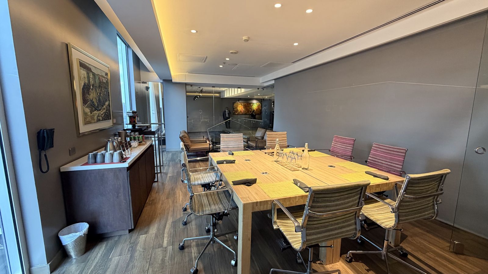 Sala de juntas corporativa con iluminación cálida, montaje para convención anual de liderazgo