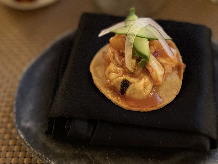 Detalle de canapé gourmet servido en cena de networking ejecutivo