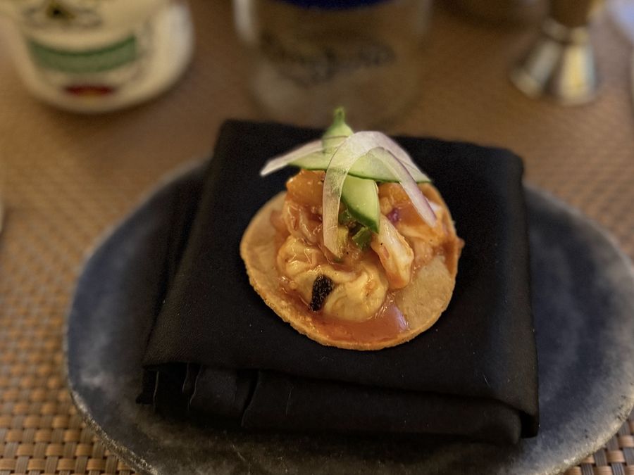 Detalle de canapé gourmet servido en foro de networking ejecutivo