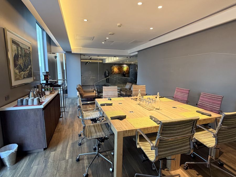 Sala de juntas corporativa lista antes del inicio del evento, montaje impecable